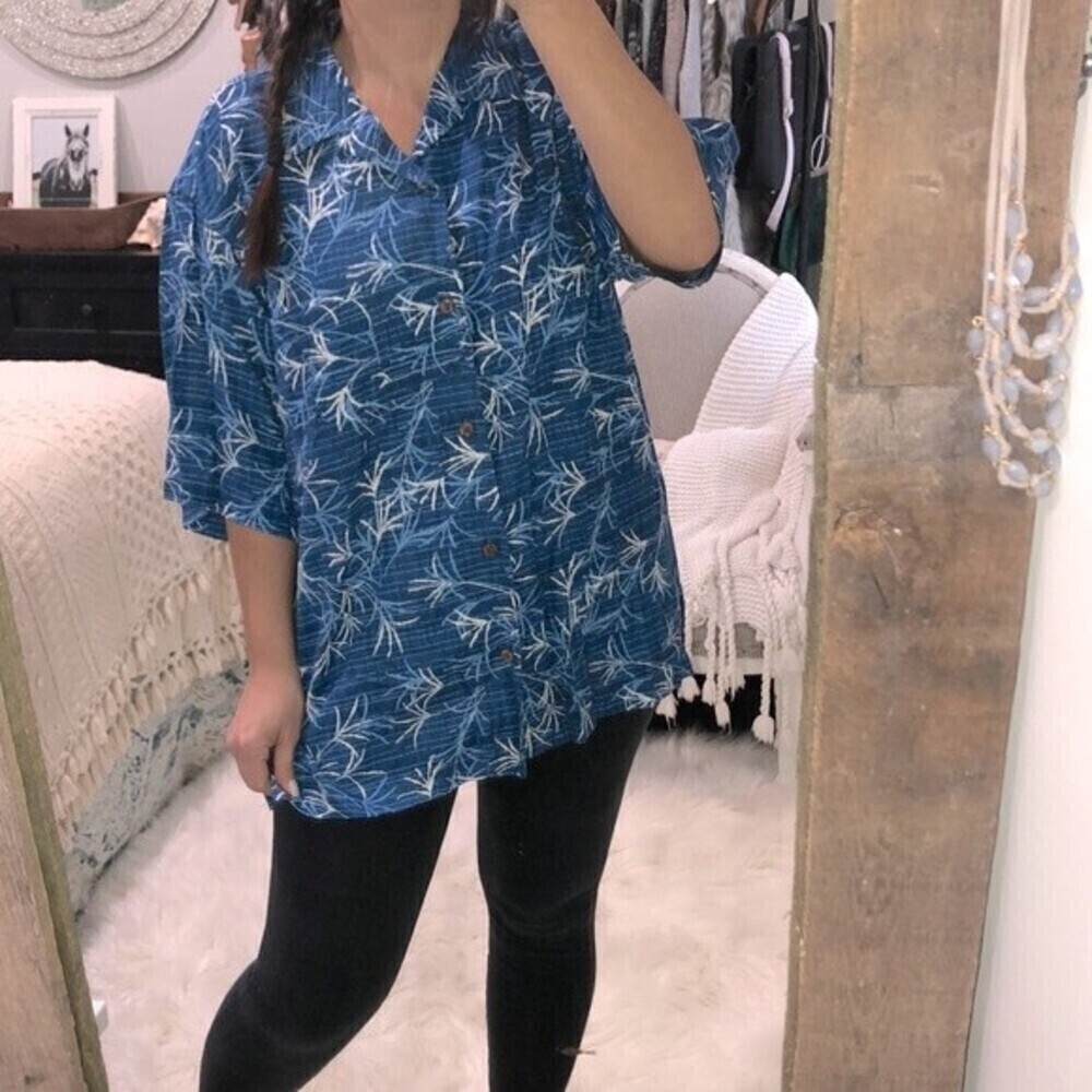Hawaiian Tropic size large blue tropical shirt